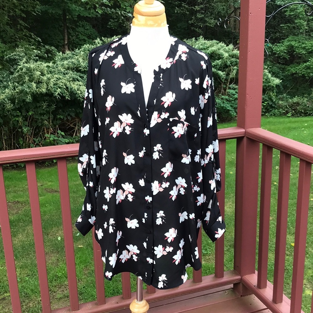Simply Emma 2X black floral front button blouse.
